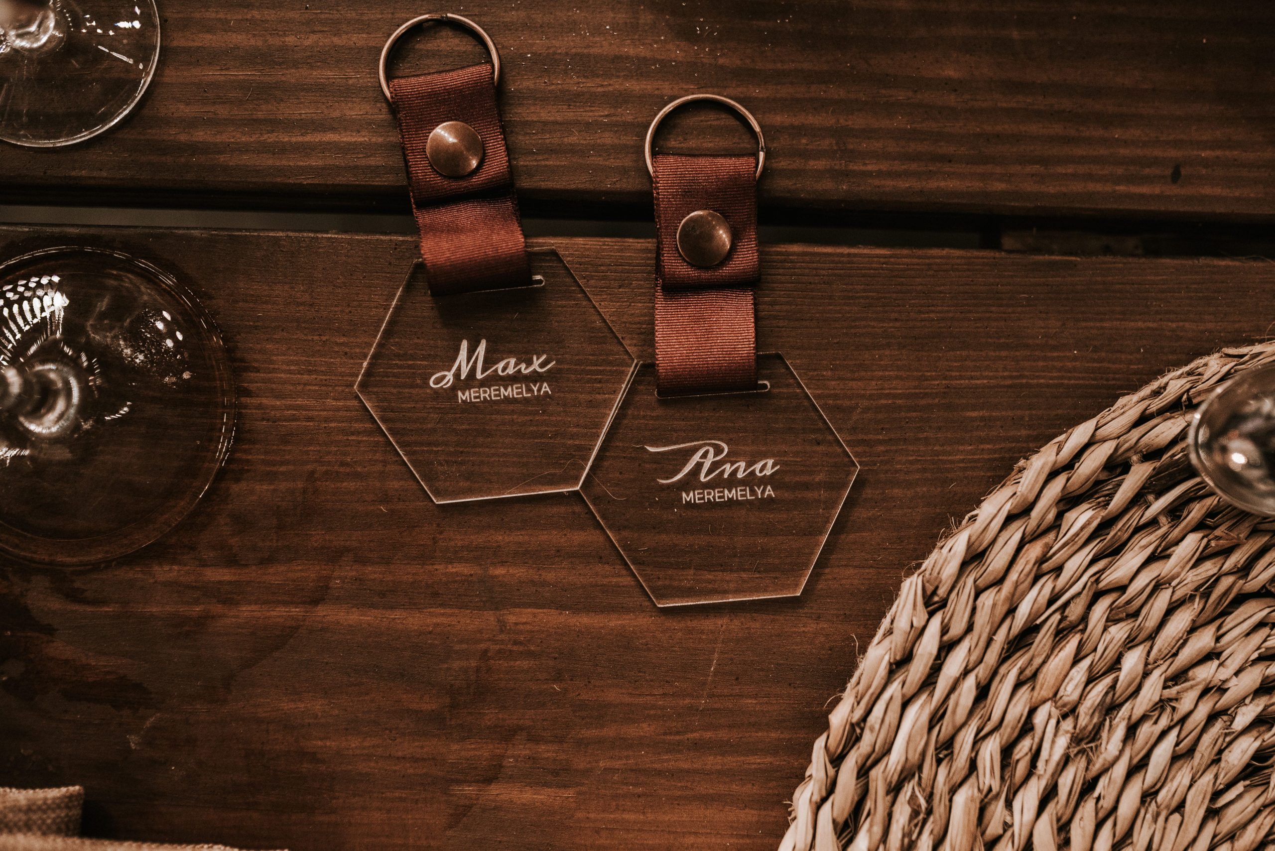 Llaveros de metacrilato como detalle especial para los invitados.